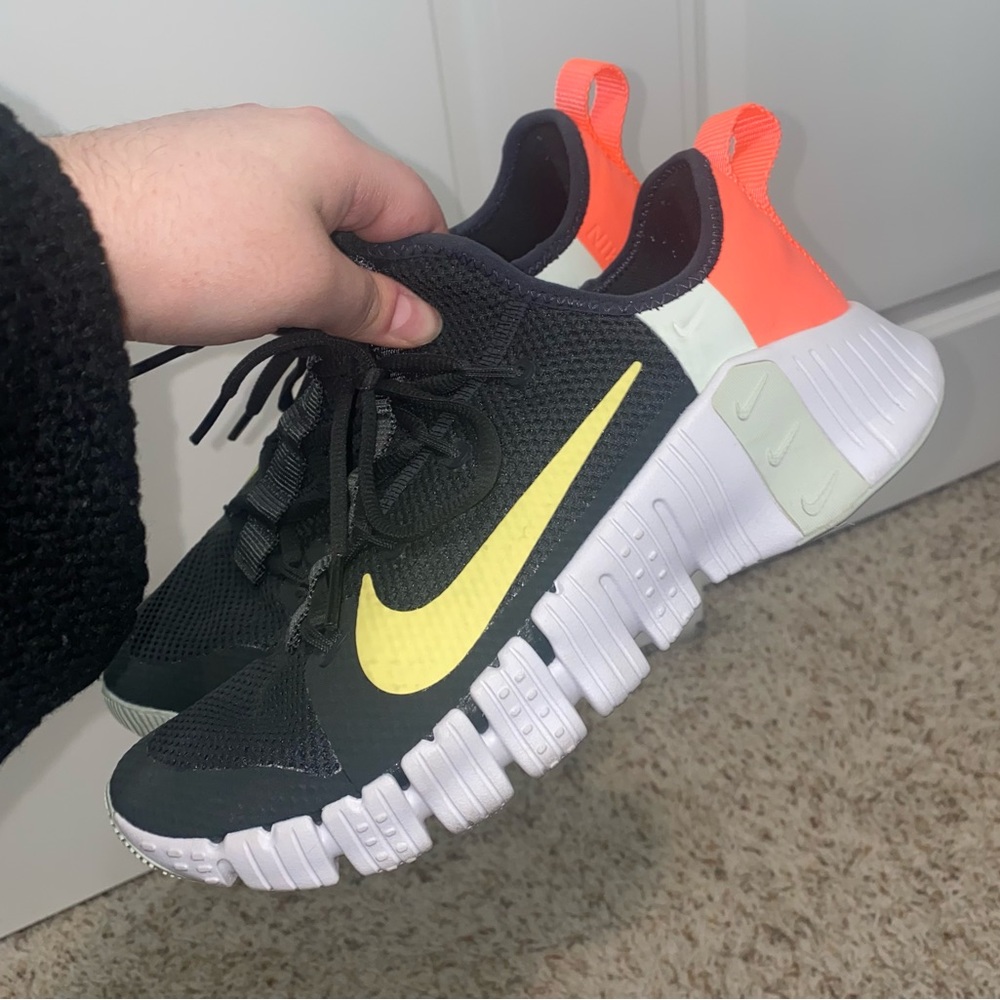 NIKE WOMENS TRAINING SHOE